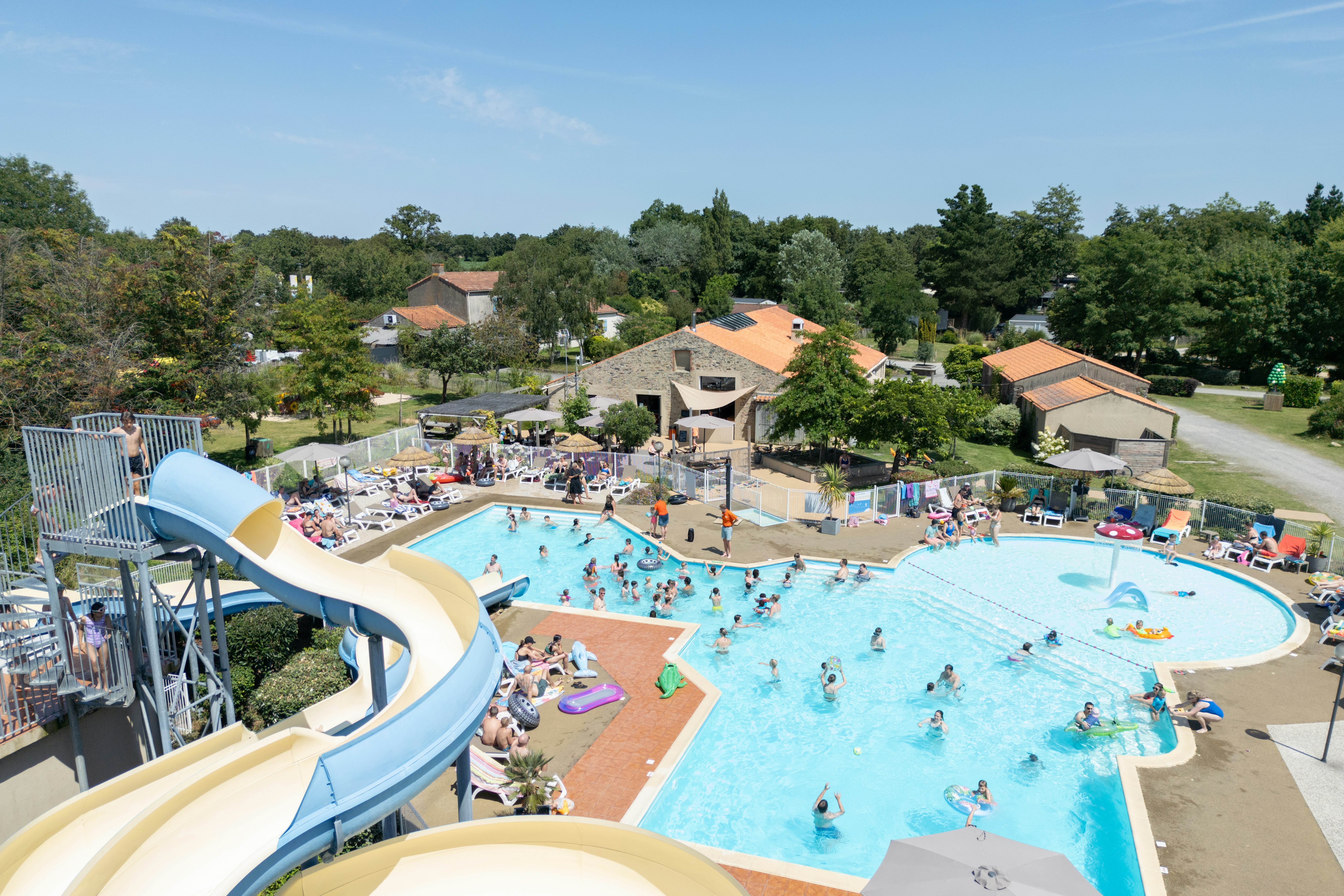 RCN Camping La Ferme du Latois  - Rutschen im Wasserpark des Campingplatzes
