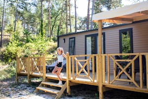 RCN-Camping Les Collines de Castellane - Mobilheim mit Terrasse auf dem Campingplatz