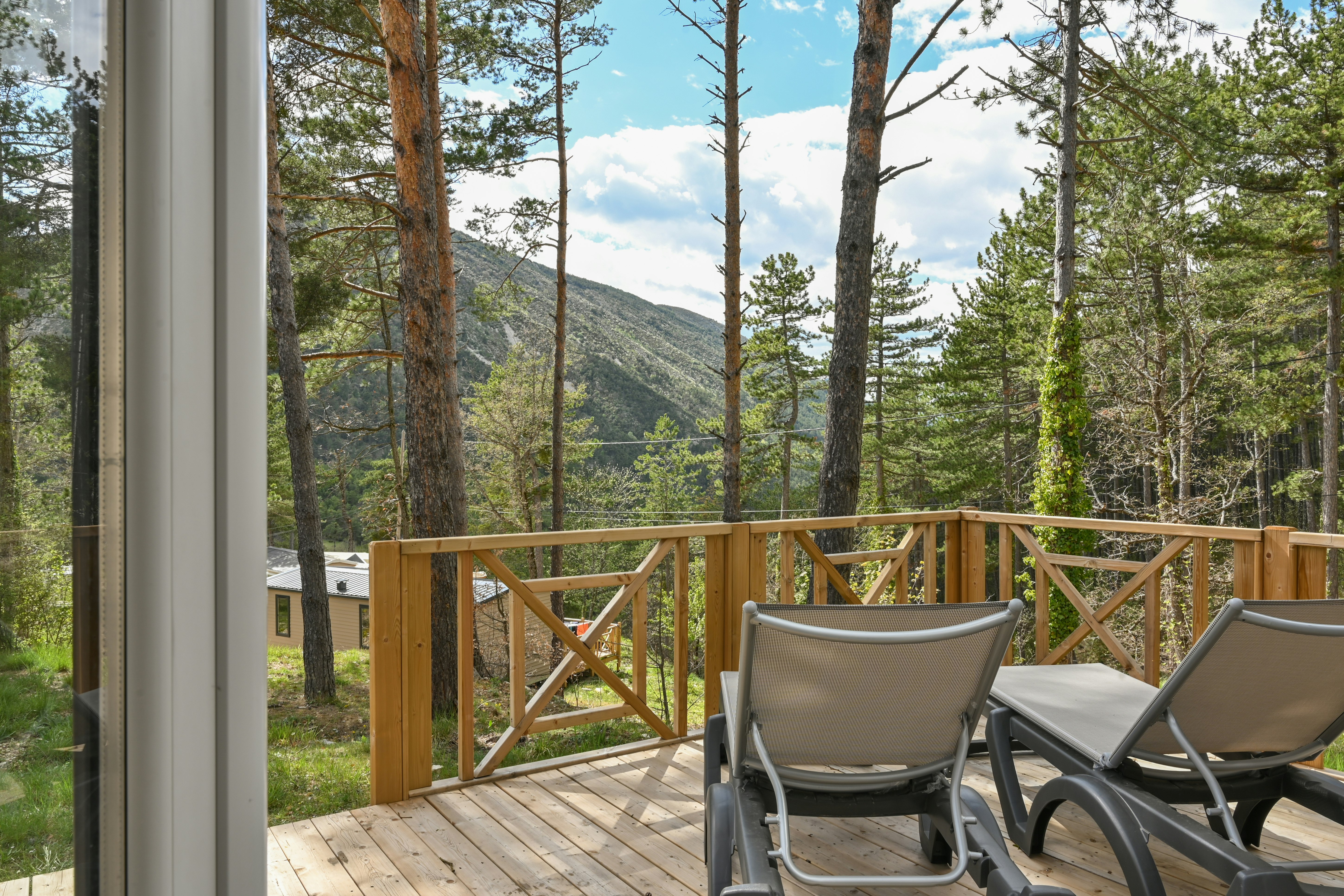 RCN-Camping Les Collines de Castellane  - Mobilheim mit Terrasse auf dem Campingplatz