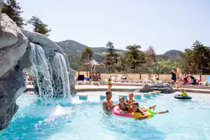 RCN les Collines de Castellane - Familie badet in Poolanlage