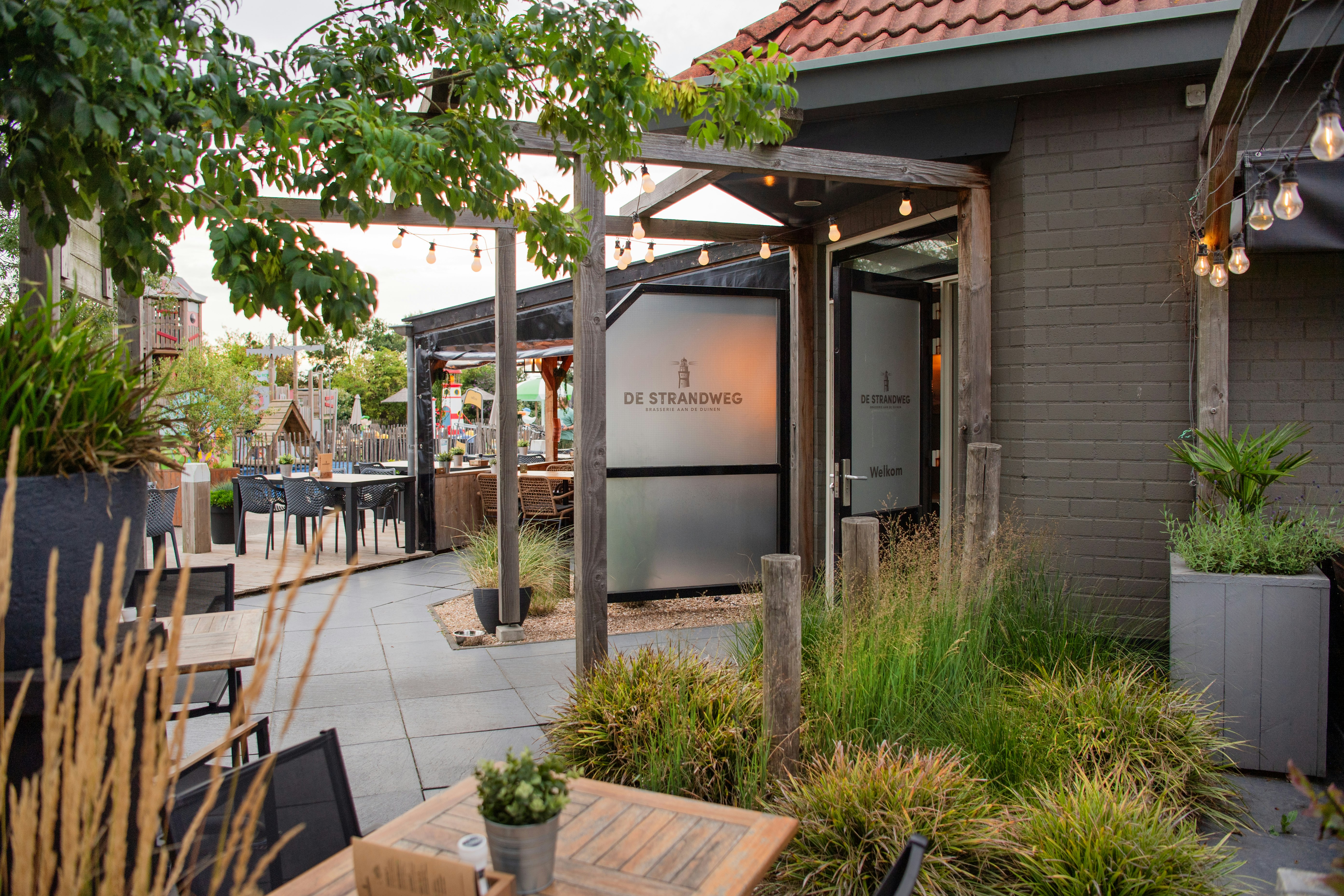 RCN Camping Toppershoedje Außenansicht und Terrasse des Restaurants auf dem Campingplatz