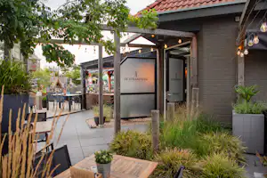RCN Camping Toppershoedje Außenansicht und Terrasse des Restaurants auf dem Campingplatz