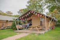 RCN Camping Toppershoedje Safarizelt-Mietunterkunft Zeeduin mit überdachter Terrasse