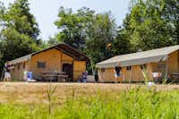 RCN Camping Zeewolde - Glamping Safarizelte mit spielenden Campern davor