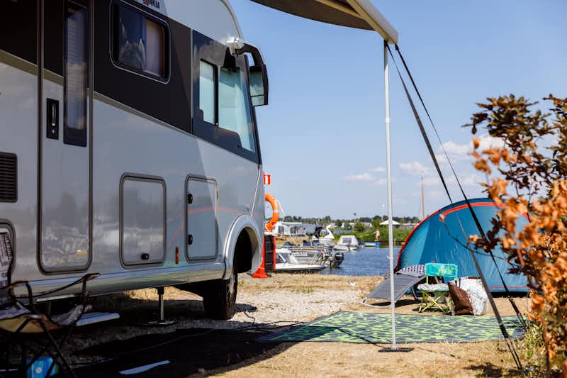 RCN Camping Zeewolde - Wohnmobil und Zelt in der Nähe des Wassers