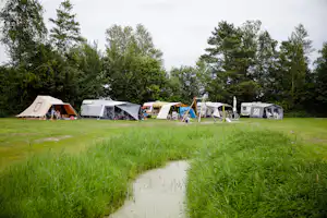 RCN Camping Zeewolde - Wohnwagen- und Zeltstellplatz mit kleinem Kinderspielplatz davor