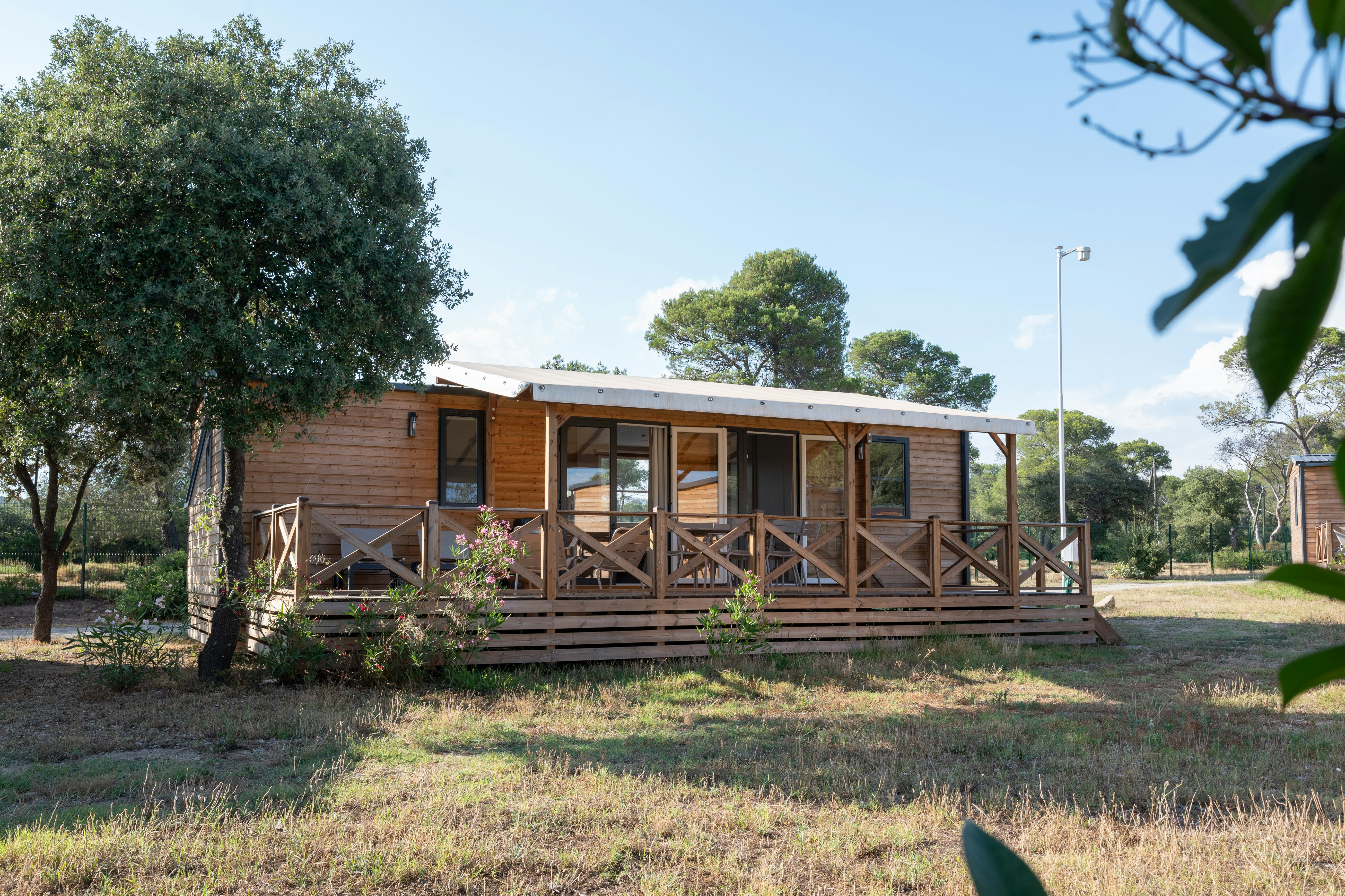 RCN Domaine de la Noguière  - Mobilheim mit Terrasse auf dem Campingplatz