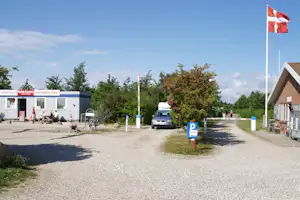 Rødvig Camping - Einfahrt und Rezeption vom Campingplatz
