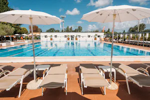 Real Village Roma - Pool im Freien mit Liegestühlen und Sonnenschirmen