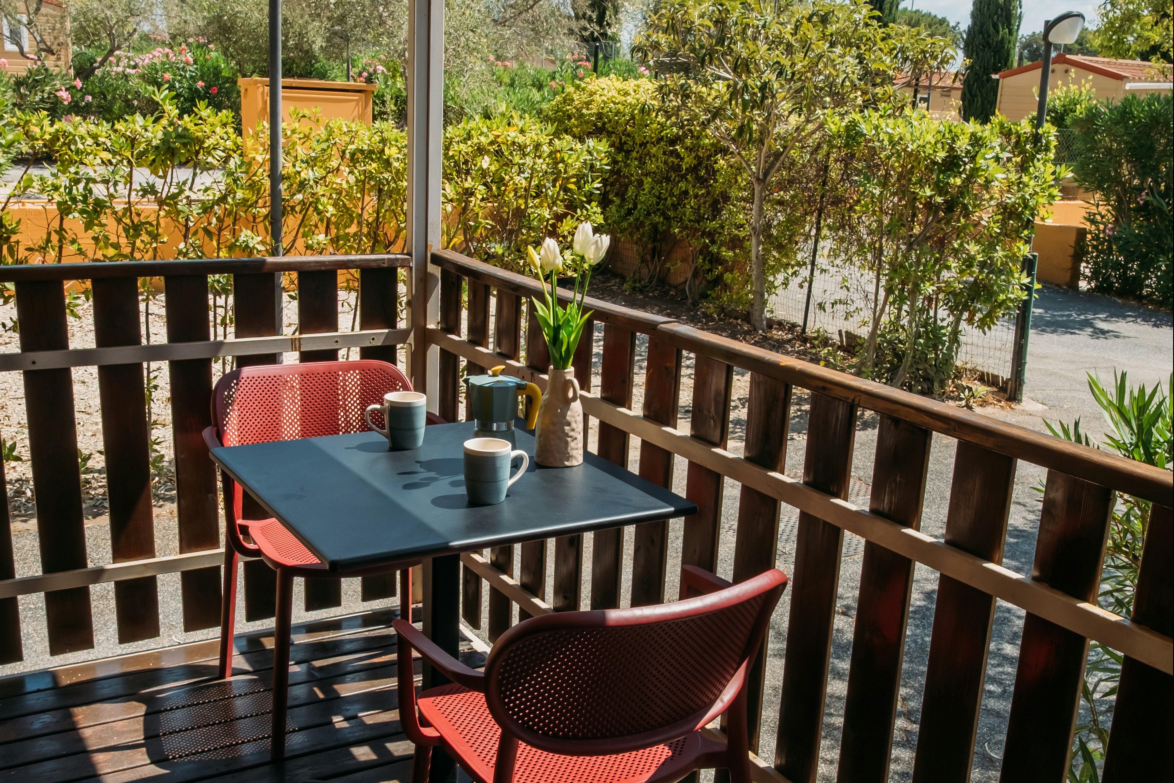 Real Village Roma - Terrasse eines Chalets auf dem Campingplatz