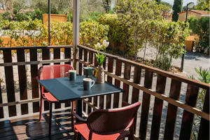 Real Village Roma - Terrasse eines Chalets auf dem Campingplatz