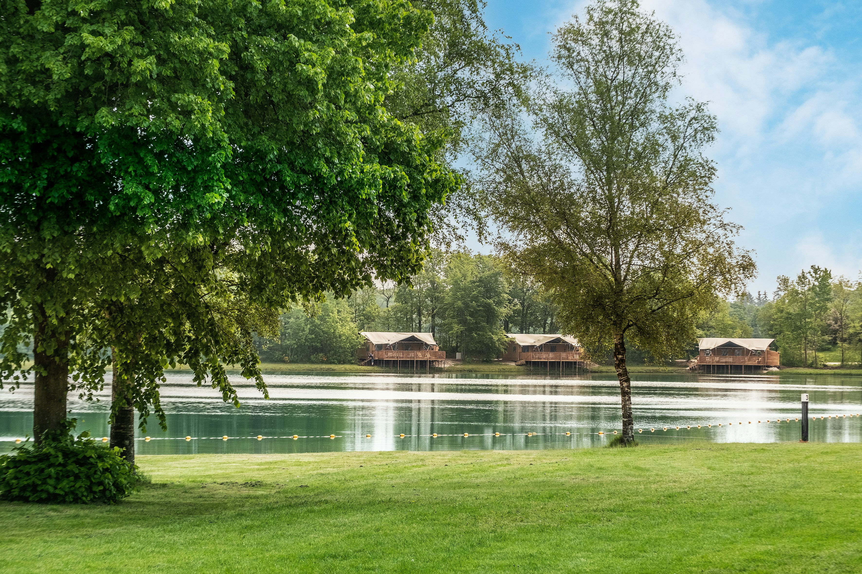 Ronostrand  Recreatie Centrum Ronostrand - Blick auf die Mietunterkünfte am Ufer des Sees