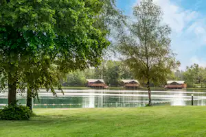 Ronostrand Recreatie Centrum Ronostrand - Blick auf die Mietunterkünfte am Ufer des Sees