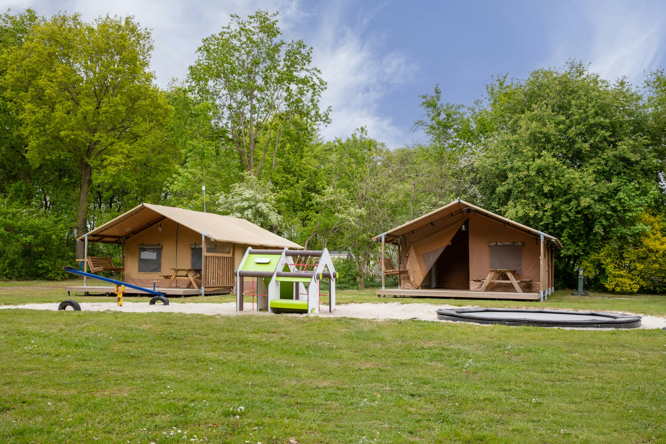 Ronostrand  Recreatie Centrum Ronostrand - Kleiner Kinderspielplatz vor den Glamping-Zelten