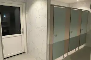 Recreatie in de Tuin - Innenansicht des Sanitärgebäudes