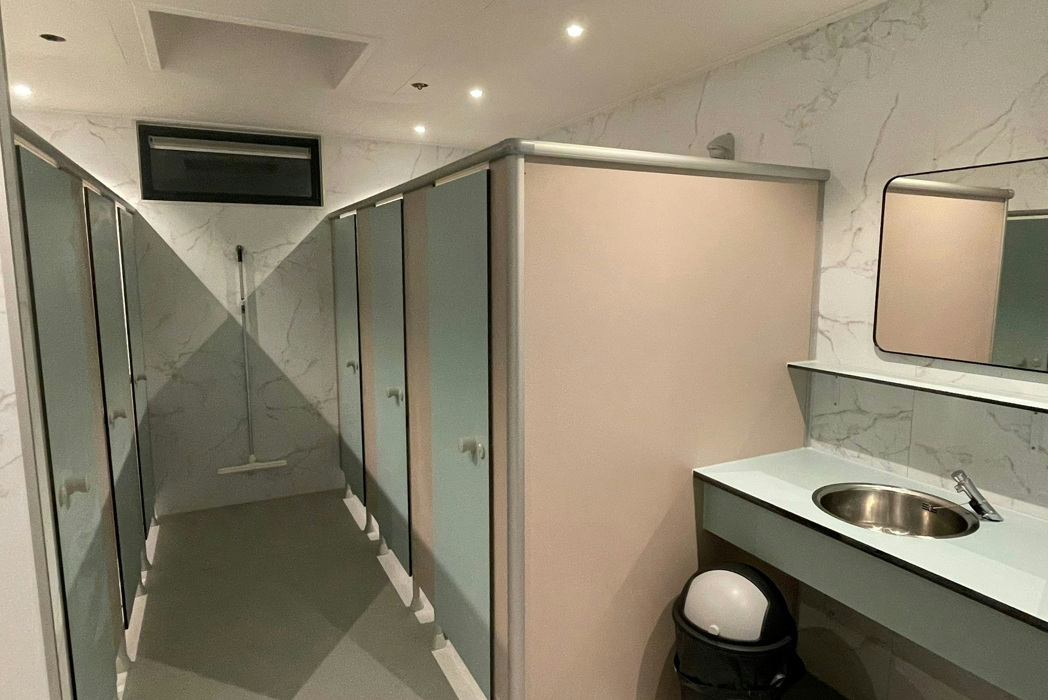 Recreatie in de Tuin  - Innenansicht des Sanitärgebäudes