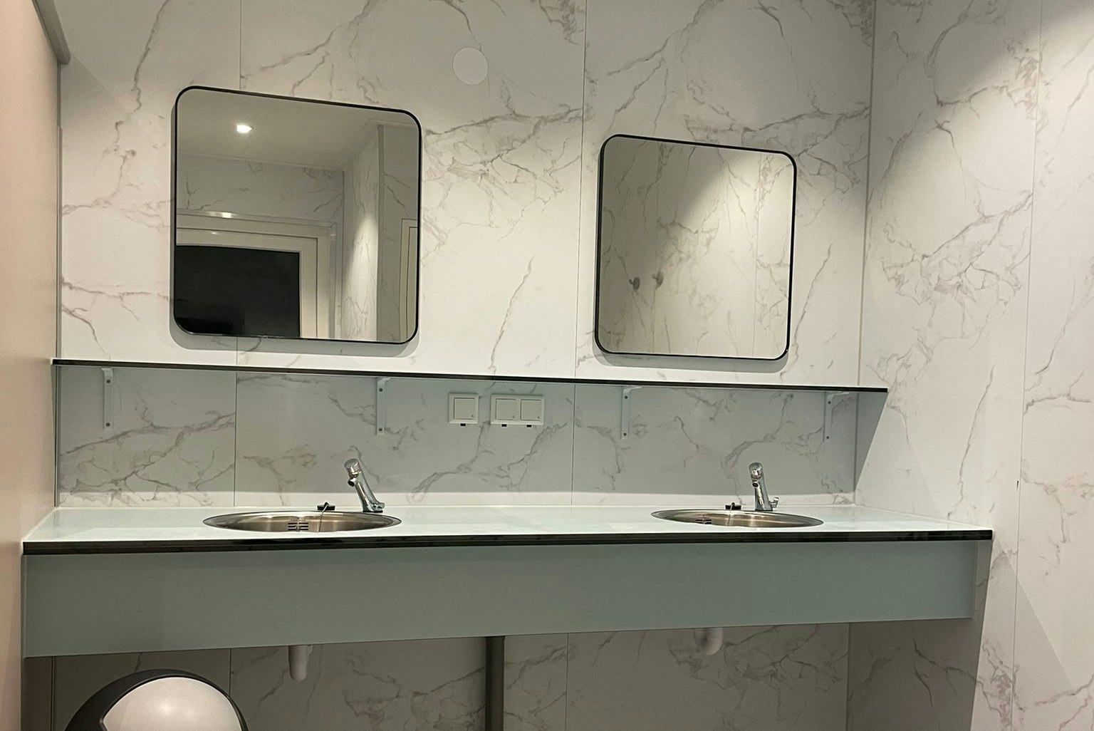 Recreatie in de Tuin  - Innenansicht des Sanitärgebäudes