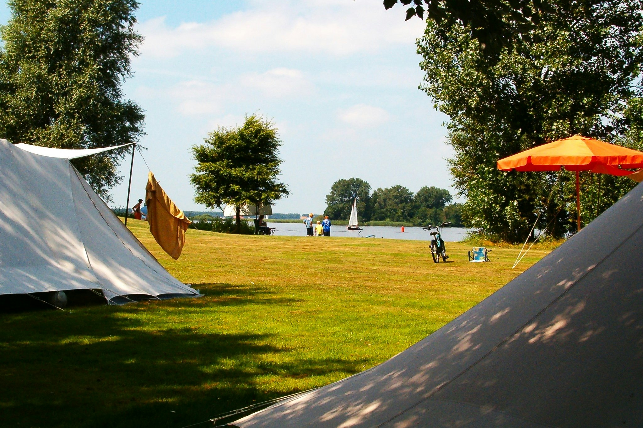 Recreatiebedrijf De Koevoet - Blick auf die Standplätze auf der Wiese