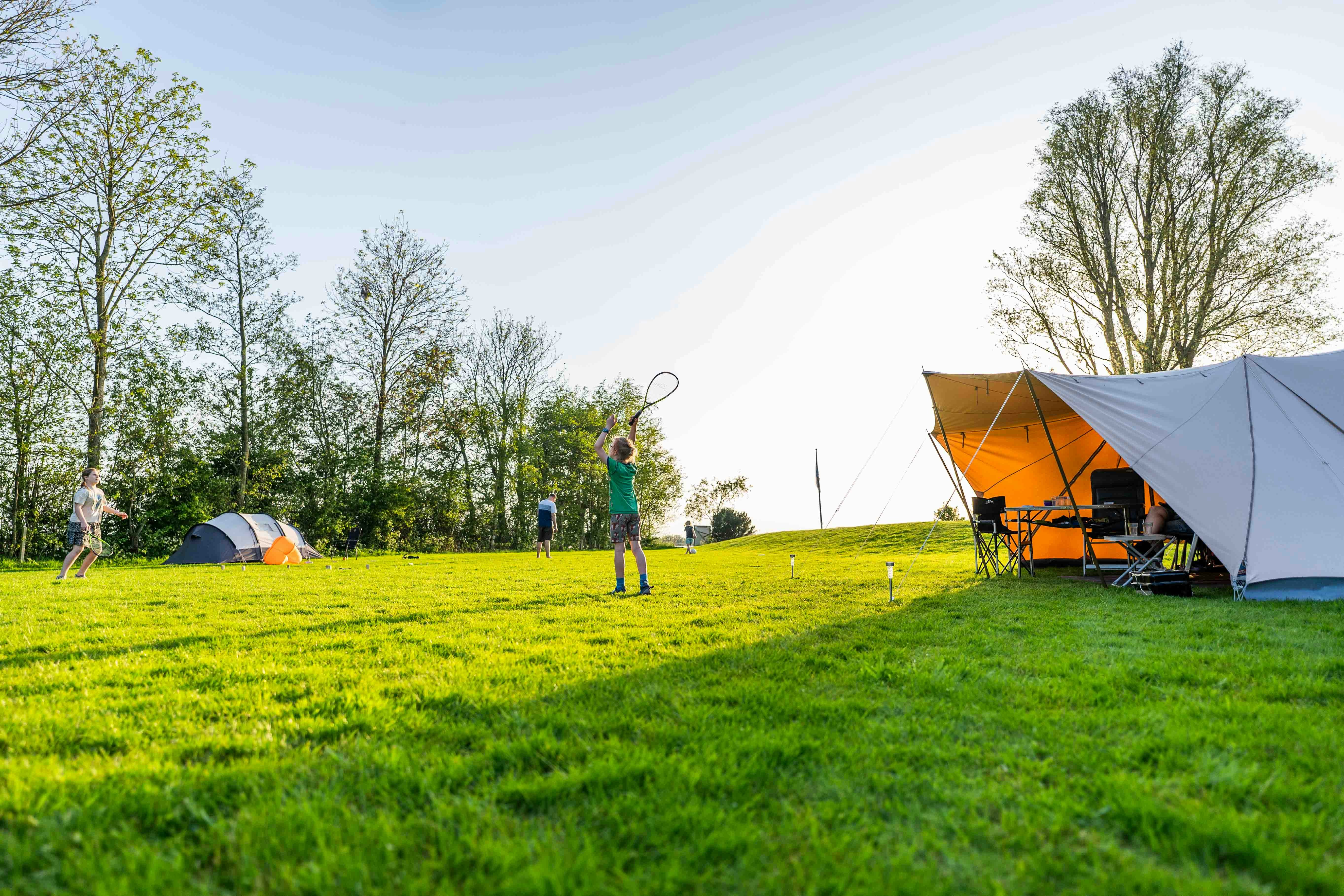 Recreatiebedrijf De Koevoet - Blick auf die Zeltwiese auf dem Campingplatz