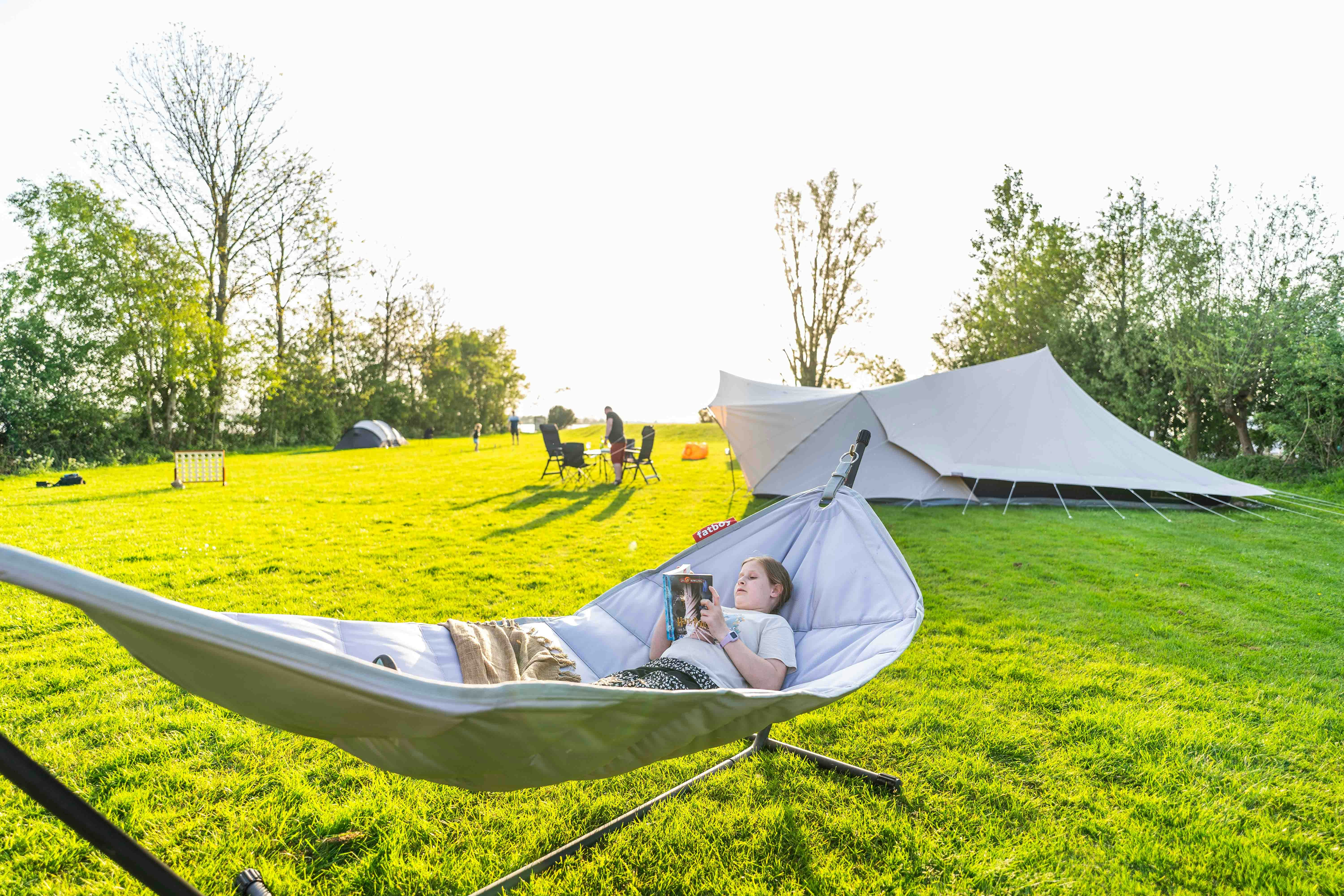 Recreatiebedrijf De Koevoet - Hängematte neben einem Zelt auf dem Campingplatz