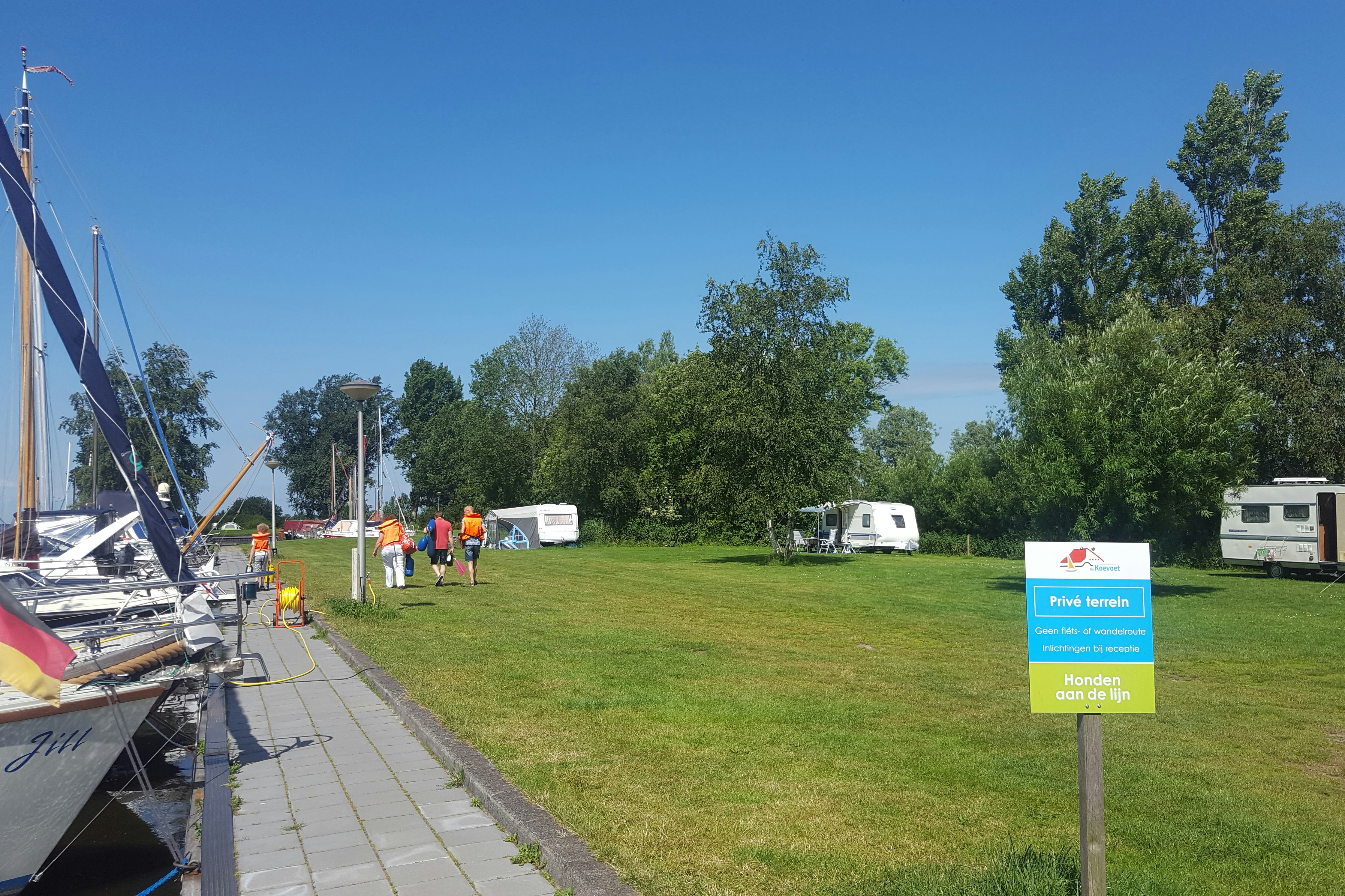 Recreatiebedrijf De Koevoet - Wohnmobil- und Wohnwagenstandplätze auf der Wiese