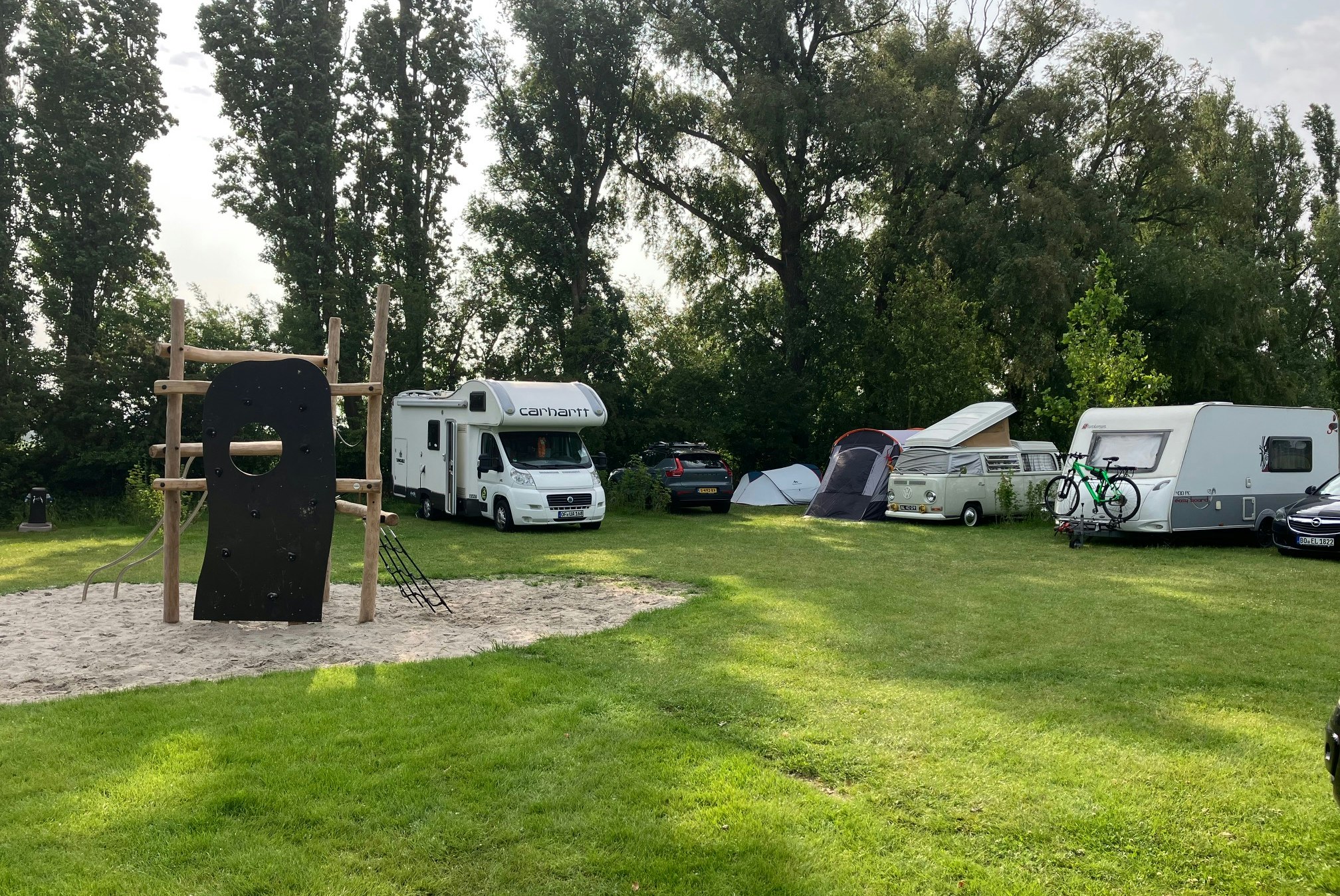 Recreatiebedrijf De Weyde Blick - Kinderspielplatz mit Klettergerüst auf der Standplatzwiese