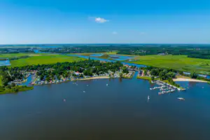 Ardoer Vakantiepark Bergumermeer Camping & Ferienpark Bergumermeer - Luftaufnahme vom Campingplatz