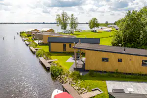 Ardoer Vakantiepark Bergumermeer Camping & Ferienpark Bergumermeer - Mietunterkünfte am Wasser mit Terasse und eigenem Steg