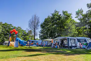 Ardoer Vakantiepark Bergumermeer Camping & Ferienpark Bergumermeer - Standplätze am Spielplatz mit Rutsche und Wippe für kleine Kinder