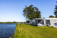 Ardoer Vakantiepark Bergumermeer  Camping & Ferienpark Bergumermeer - Standplätze in direkter Flusslage mit Blick auf den See