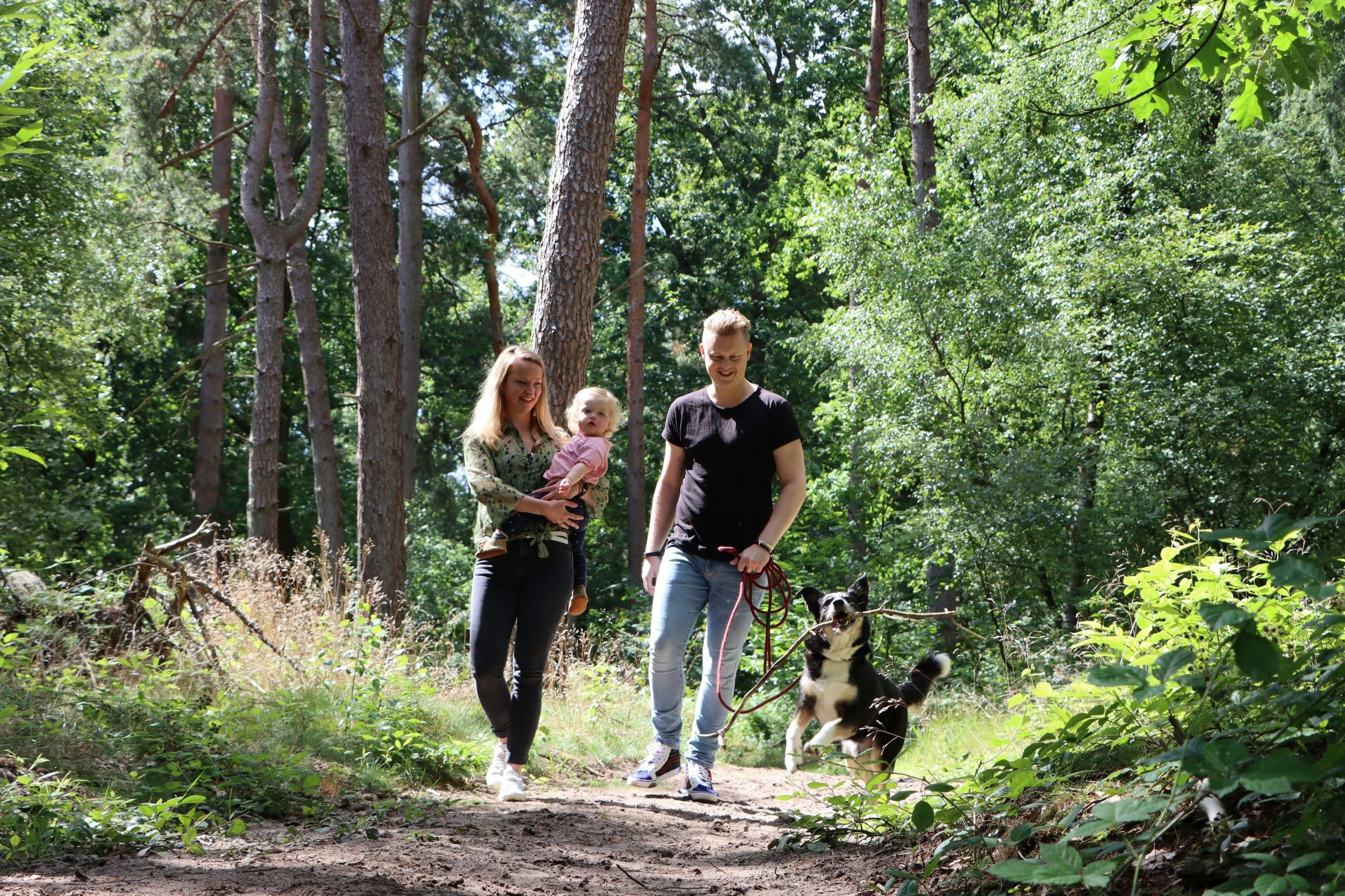 Vakantiepark Ommerland - Familie mit Hund beim Spazieren im Wald