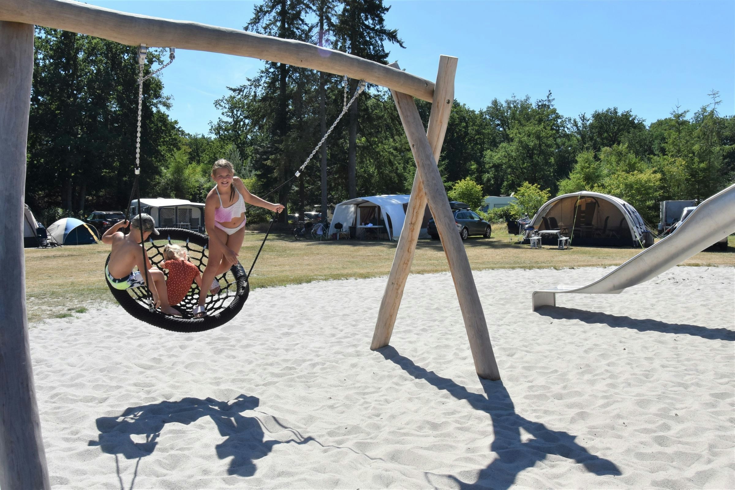 Vakantiepark Ommerland - Kinder auf dem Spielplatz des Campingplatzes