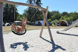 Vakantiepark Ommerland - Kinder auf dem Spielplatz des Campingplatzes
