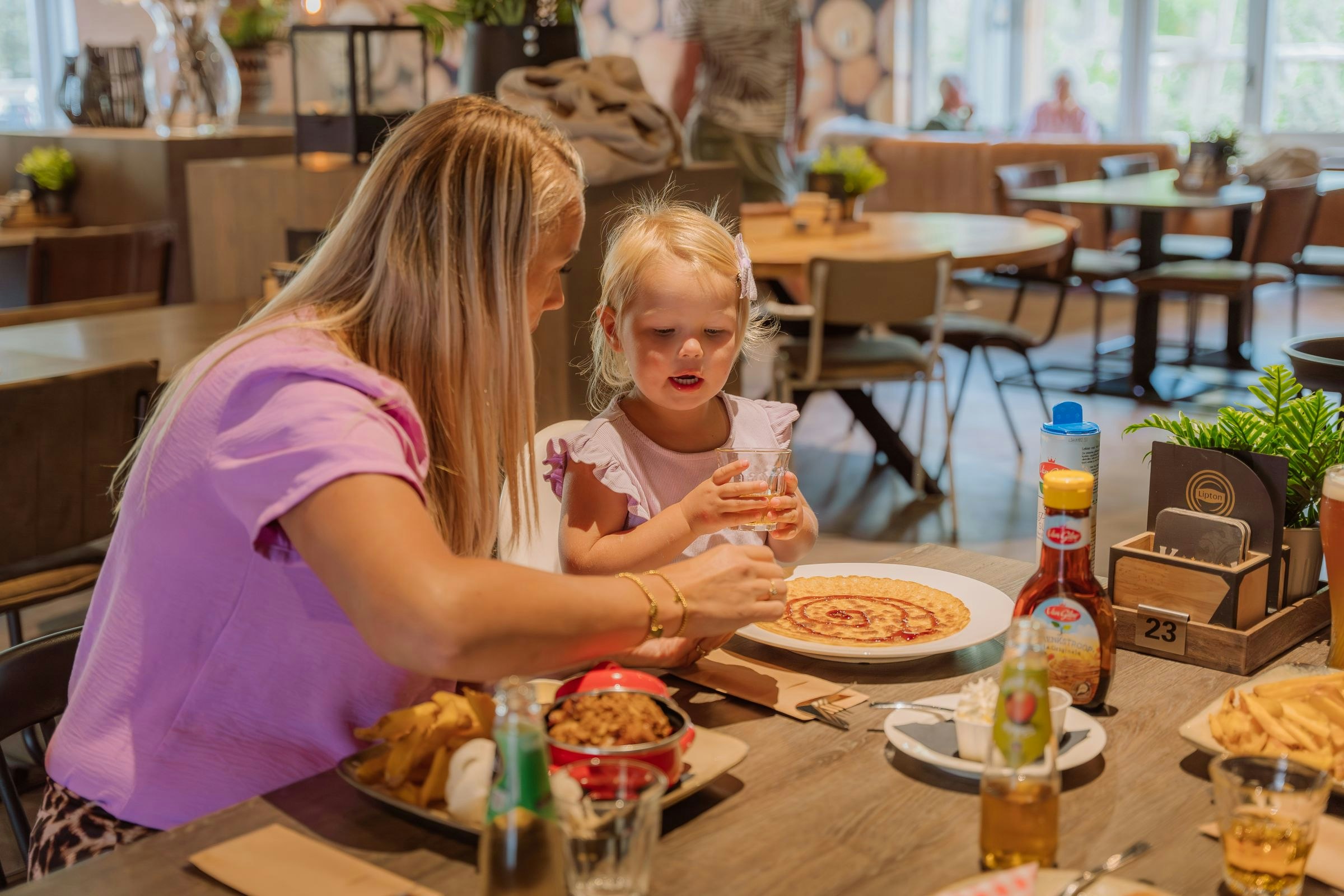 Vakantiepark Ommerland - Mutter mit Kind im Restaurant des Campingplatzes