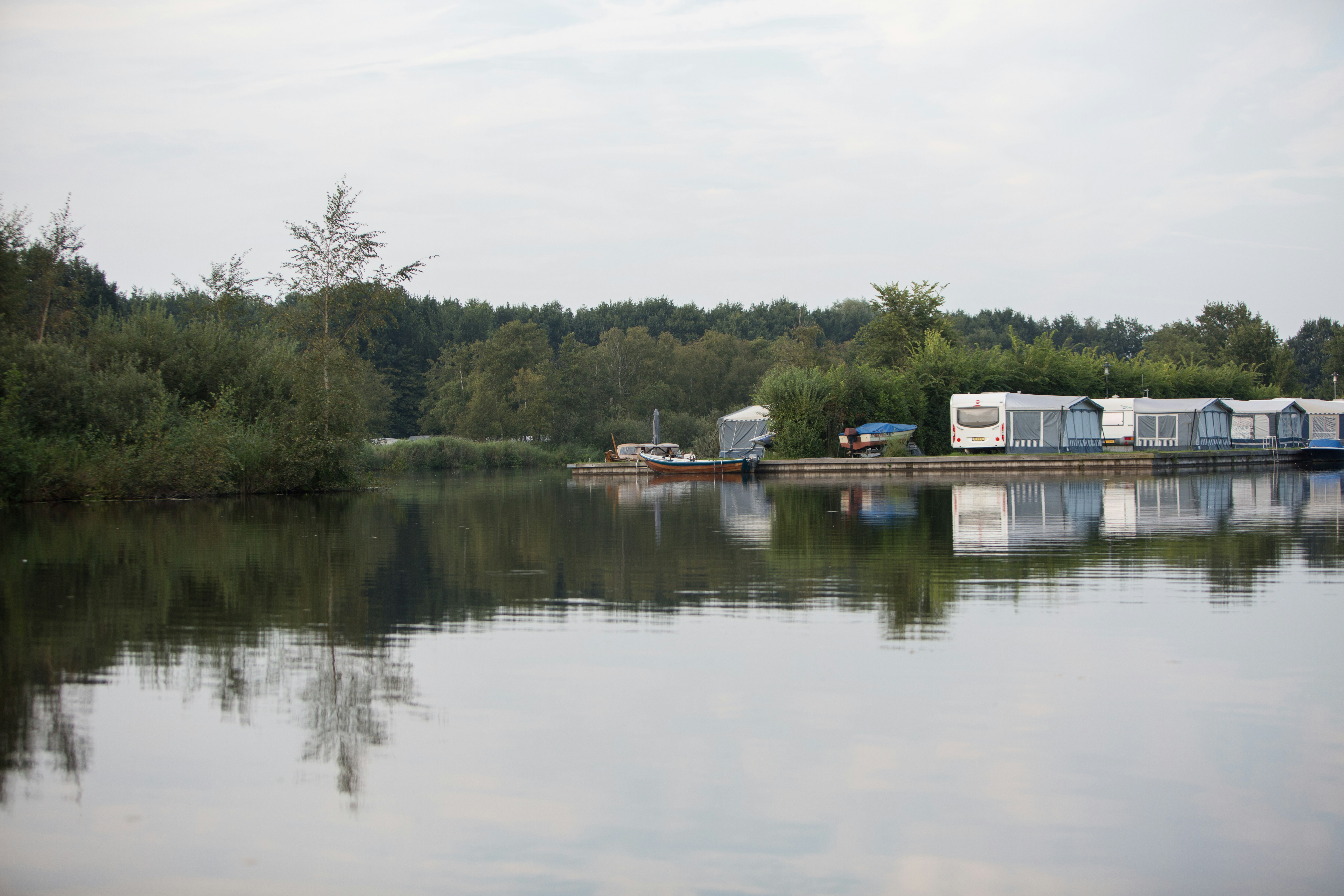 Recreatiecentrum de Kluft - Blick auf Stellplätze vom Wasser aus