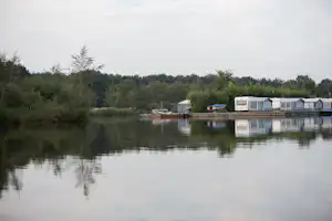 Recreatiecentrum de Kluft - Blick auf Stellplätze vom Wasser aus