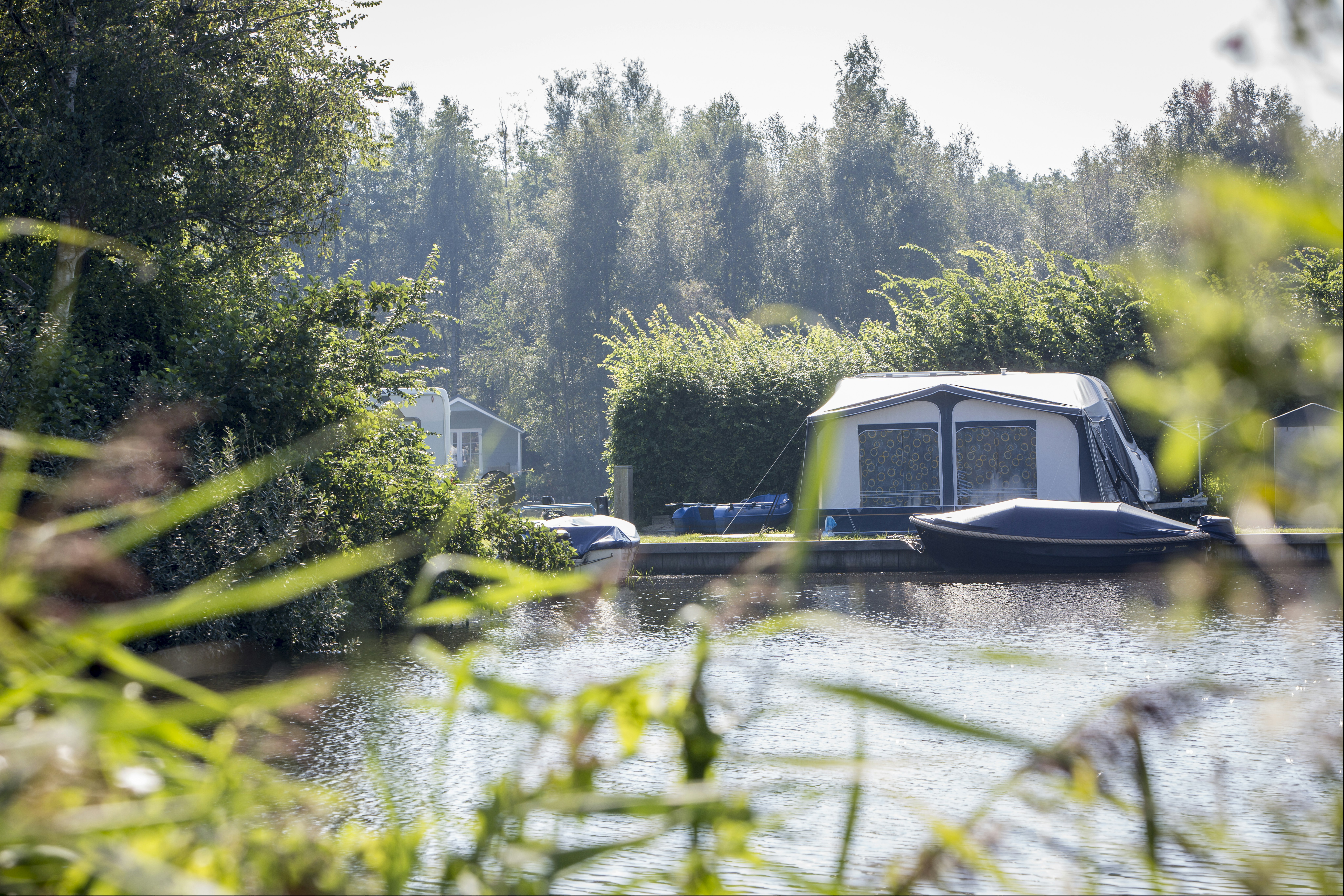 Recreatiecentrum de Kluft - Stellplätze am Ufer