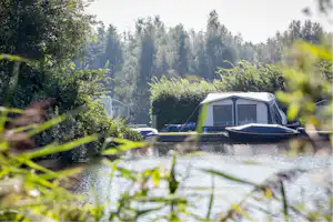 Recreatiecentrum de Kluft - Stellplätze am Ufer