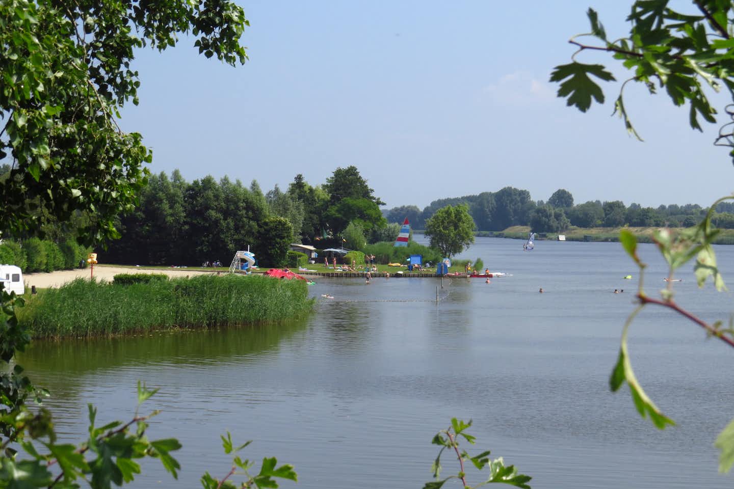 Recreatiecentrum De Vogel  - Badestrand vpm Campingplatz am Fluss