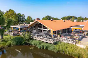 Recreatiecentrum De Vogel - Restaurant mit Terrasse auf dem Campingplatz