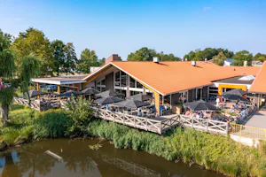 Recreatiecentrum De Vogel - Restaurant mit Terrasse auf dem Campingplatz