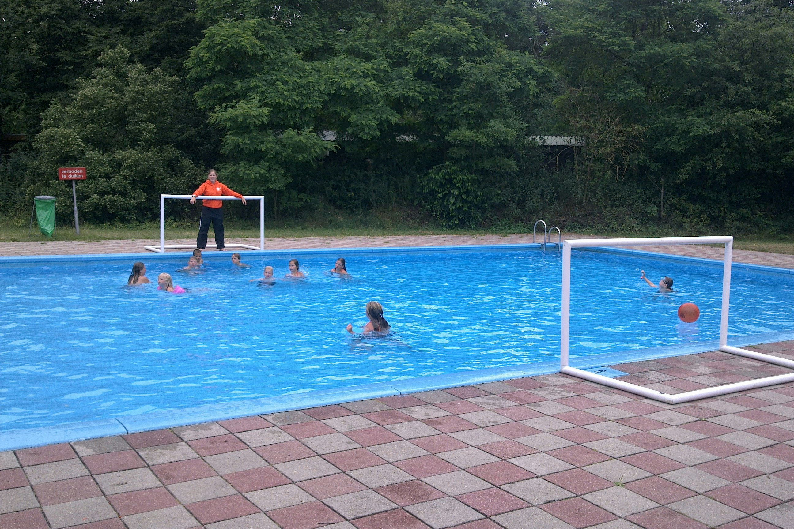 Recreatiecentrum De Witte Wieven - Pool auf dem Campingplatz