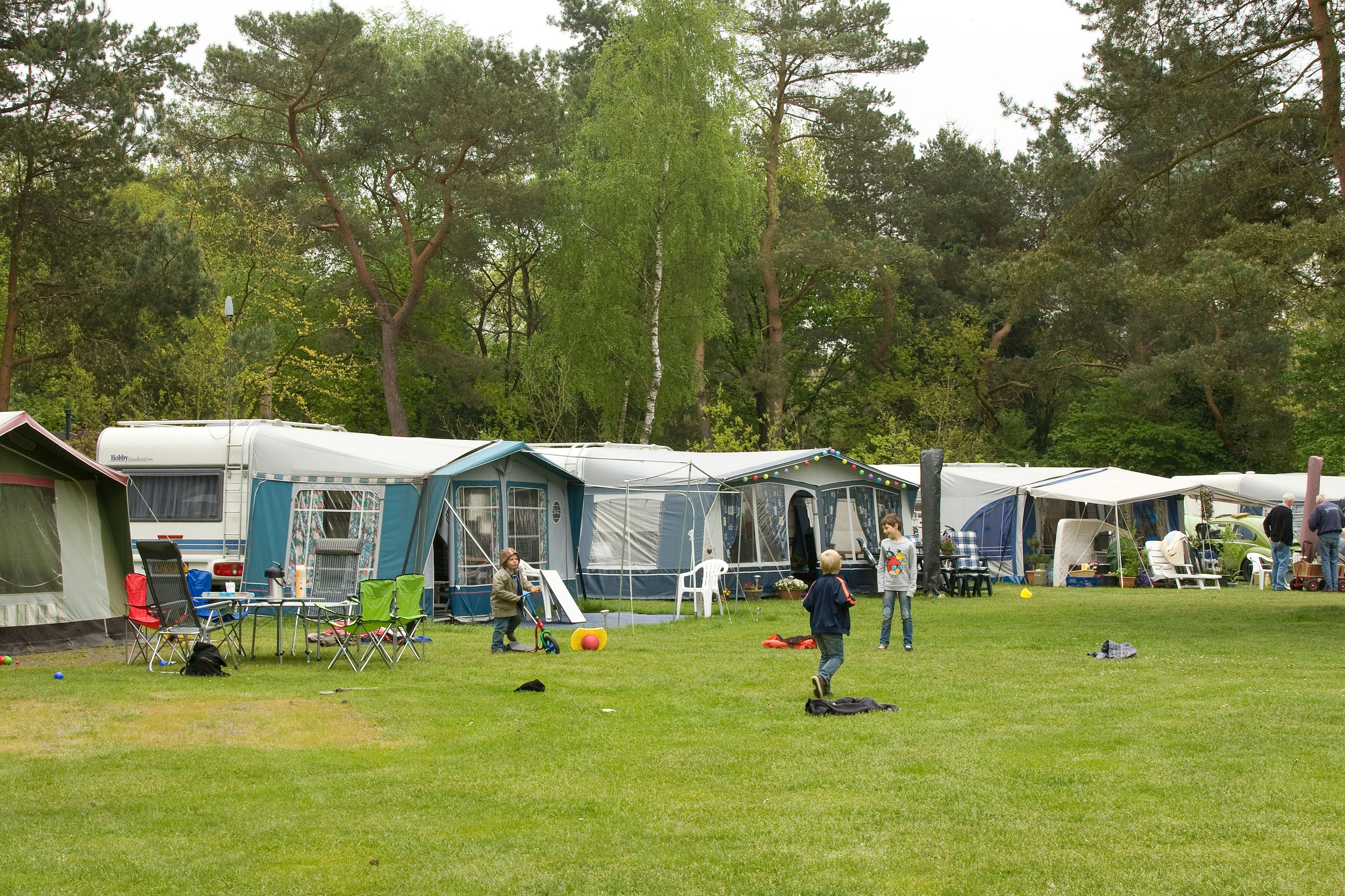 Recreatiecentrum De Witte Wieven - Wohnmobil- und Wohnwagenstandplätze auf der Wiese