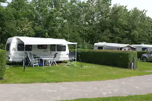 Recreatiecentrum Mounewetter - Stellplatz vom Campingplatz auf grüner Wiese