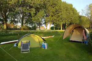 Recreatiecentrum Mounewetter - Zeltplatz vom Campingplatz auf grüner Wiese