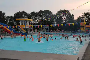 Recreatiecentrum Mounewetter - Camper im Pool vom Campingplatz mit Wasserrutsche auf dem Campingplatz