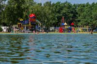 Recreatieoord Kikmolen  -  Blick vom See auf den Spielplatz vom Campingplatz