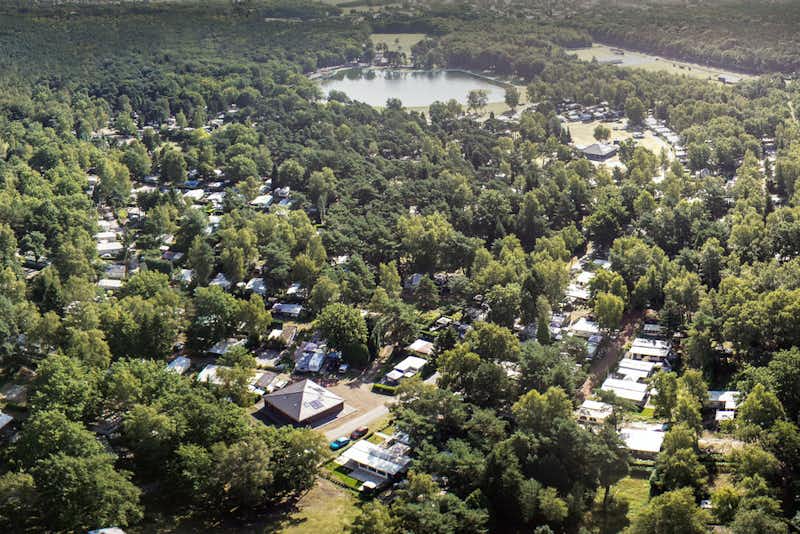 Recreatieoord Kikmolen  -  Luftaufnahme vom Campingplatz am See in der Nähe vom Nationalpark Hoge Kempen