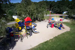 Recreatieoord Kikmolen - Luftaufnahme vom Spielplatz auf dem Campingplatz