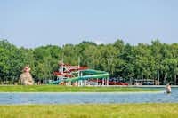 Recreatieoord Kikmolen  -  Pool vom Campingplatz mit Wasserrutsche im Grünen